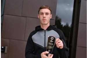 荣膺PFA年度最佳球员前6，PFA官方晒帕尔默领取奖杯照片